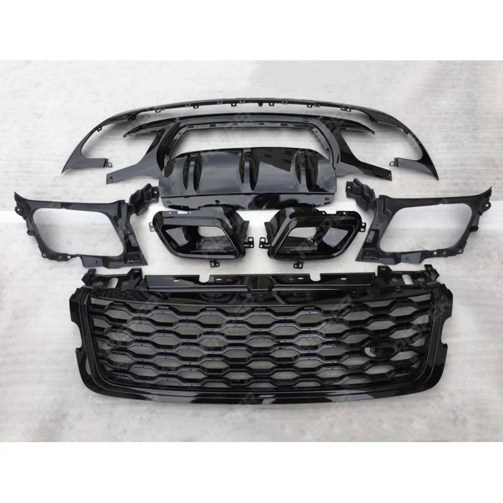 Range Rover Velar 2017 On – L560 – Dynamic Upgrade Kit – Grille, Side Vents, Bumper – Black Main image